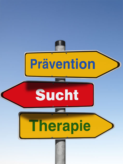 prävention Foto eines Wegweisers mit Pfeilen in unterschiedliche Richtungen. Sie zeigen auf Prävention, Sucht und Therapie.