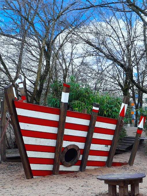 Bild eines Piratenschiffs auf einem Spielplatz